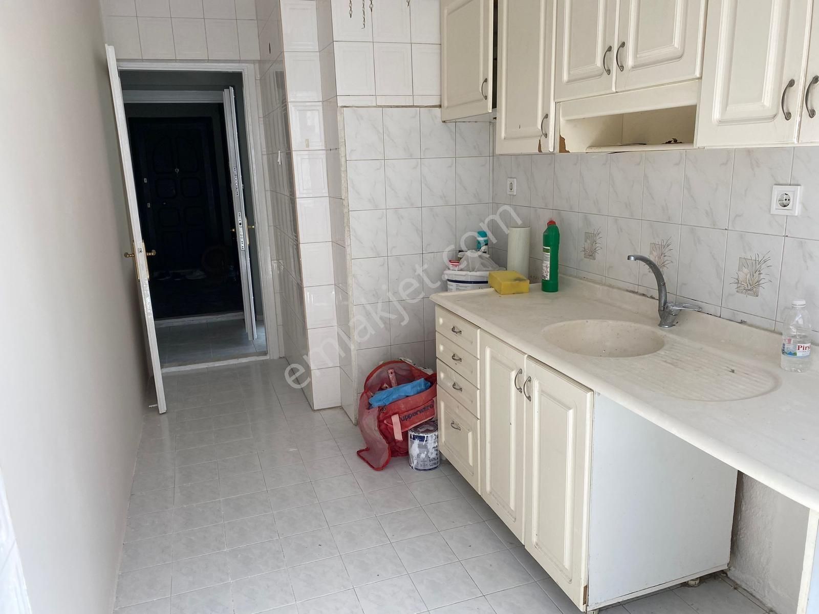 Ücyolmetro Muratreis İlk Öögretim Hastane Cadde Yakını Düz Ayak - Görsel 3