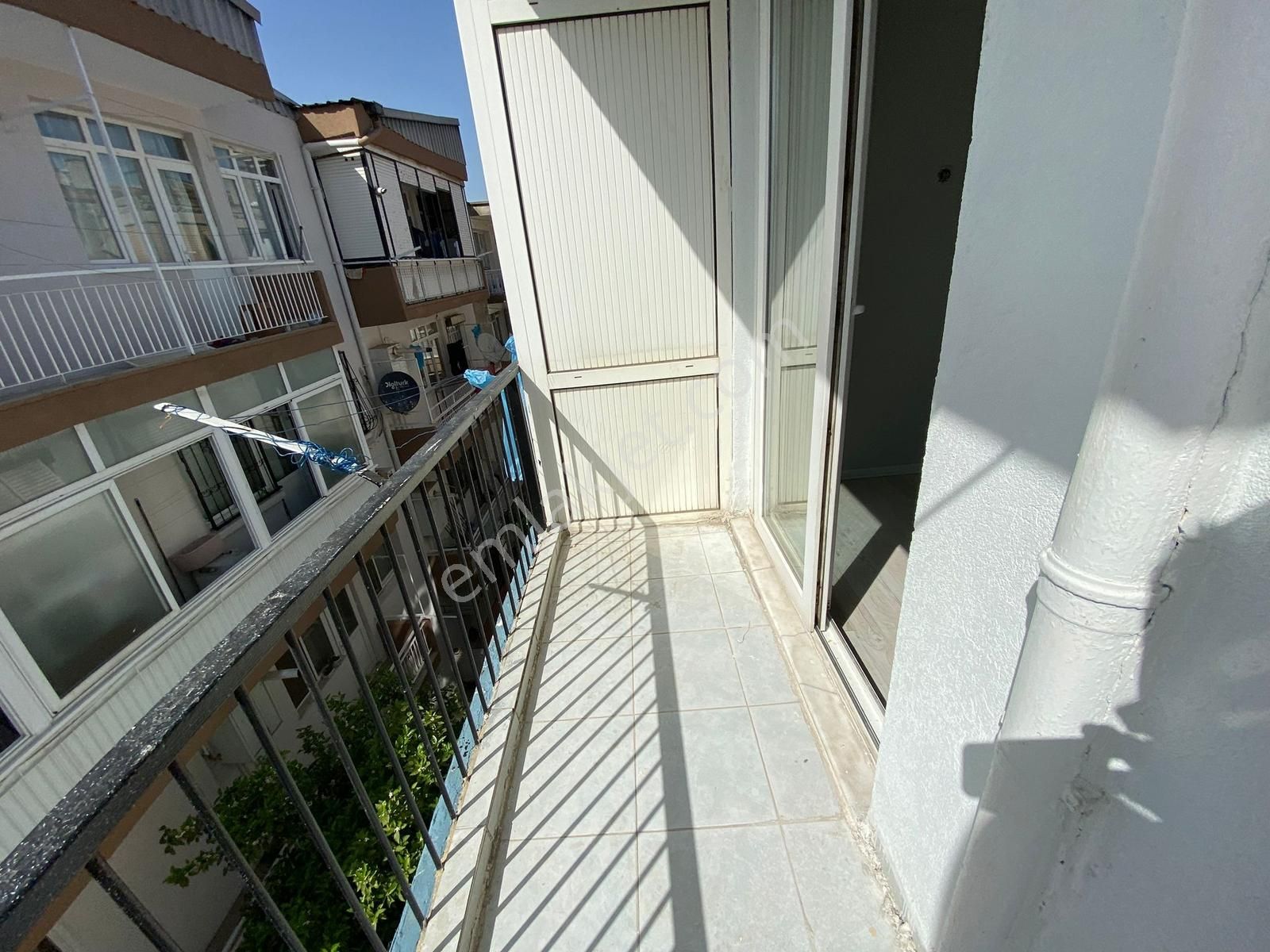 Ücyolmetro Muratreis İlk Öögretim Hastane Cadde Yakını Düz Ayak - Görsel 12