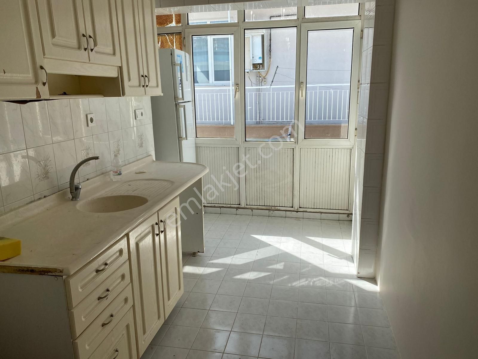 Ücyolmetro Muratreis İlk Öögretim Hastane Cadde Yakını Düz Ayak - Görsel 11