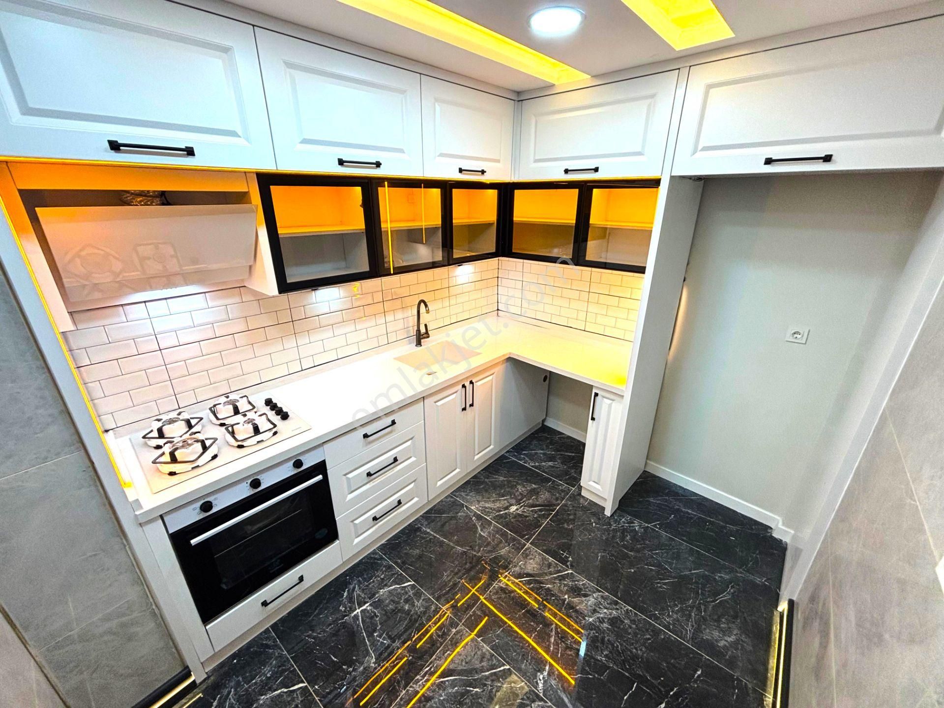 𝄞melodi'den Akçay Merkez'de Denize 1 Sokak Ön Cephe Müstakil Konseptte Ayrı Mutfaklı 2+1 Daire