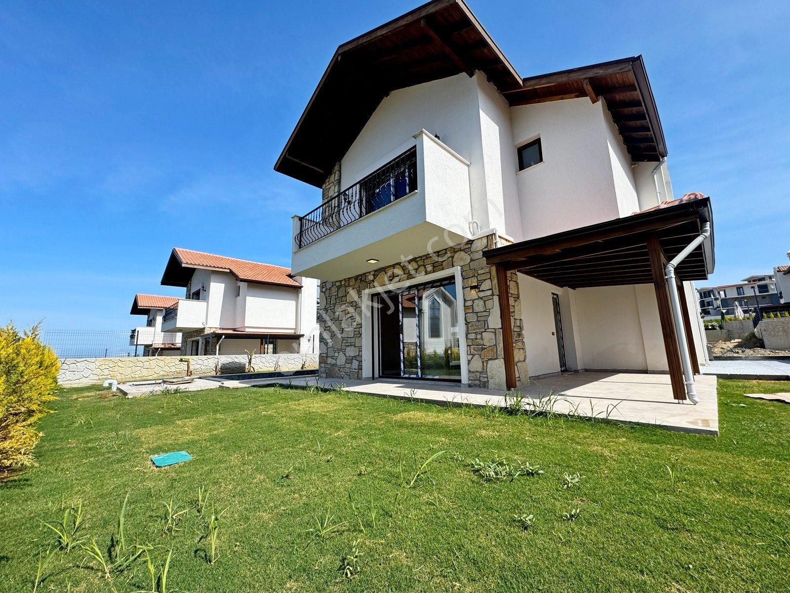 Müstakil Özel Havuzlu Geniş Bahçeli 3+1 Lüks Villa - Görsel 4