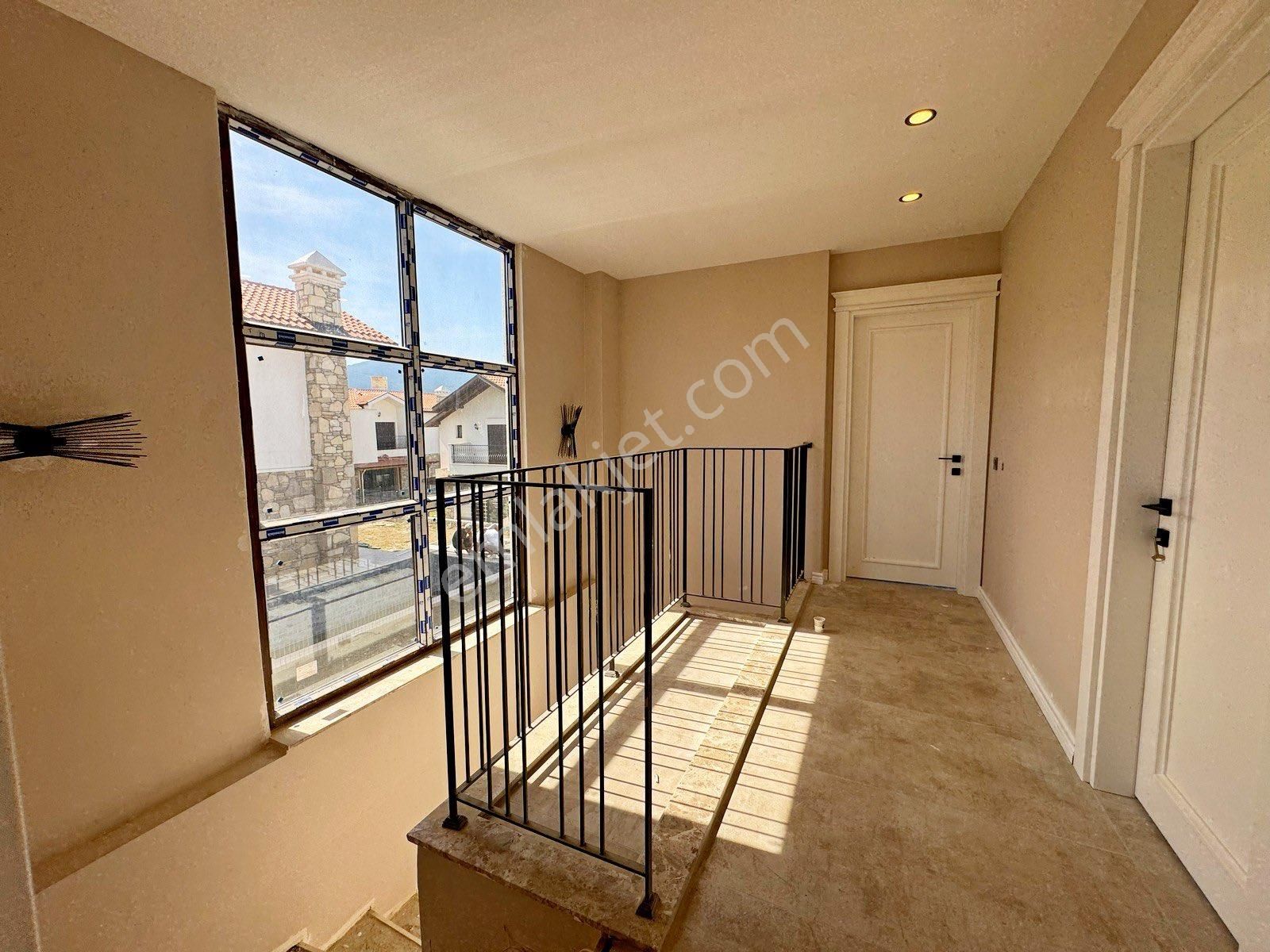 Müstakil Özel Havuzlu Geniş Bahçeli 3+1 Lüks Villa - Görsel 19