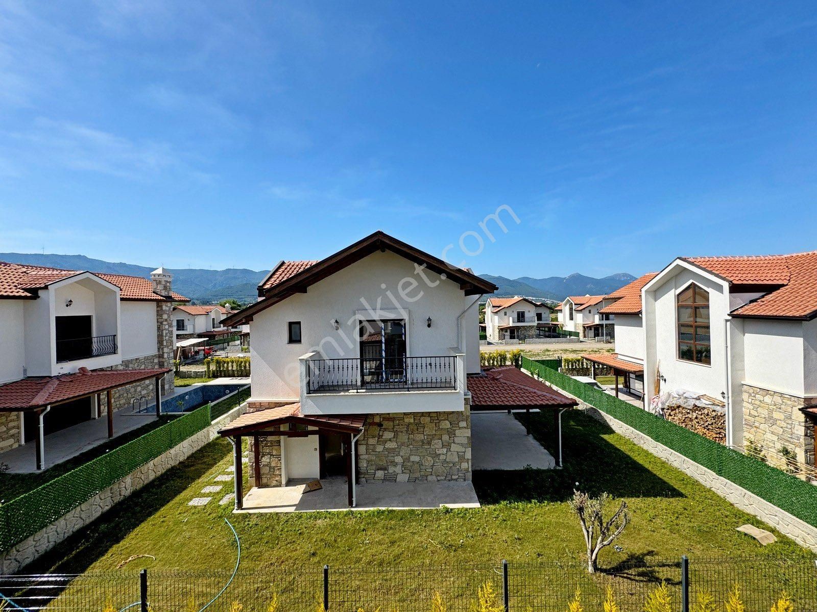 Müstakil Özel Havuzlu Geniş Bahçeli 3+1 Lüks Villa - Görsel 3