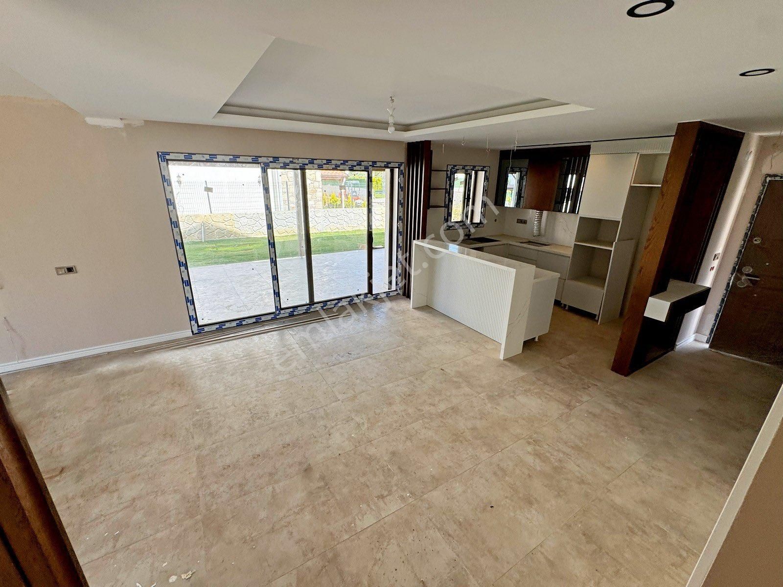 Müstakil Özel Havuzlu Geniş Bahçeli 3+1 Lüks Villa - Görsel 16