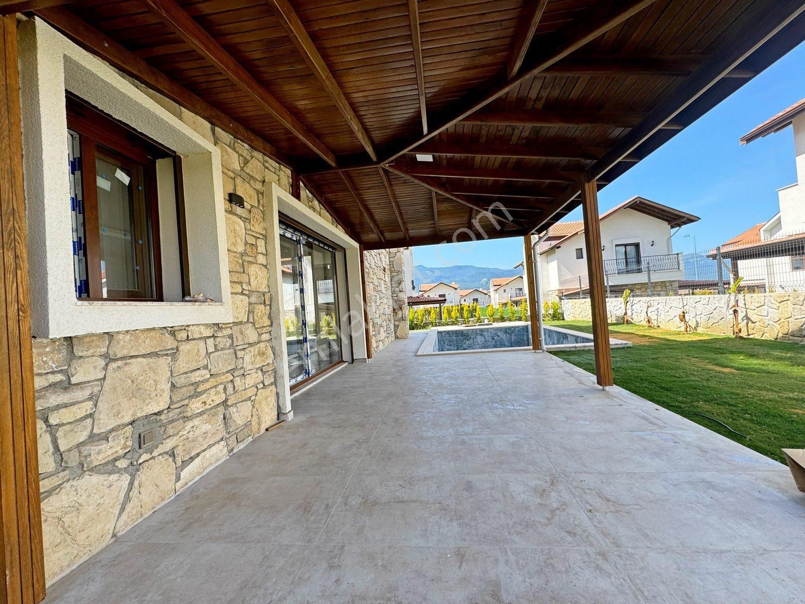 Müstakil Özel Havuzlu Geniş Bahçeli 3+1 Lüks Villa - Görsel 25