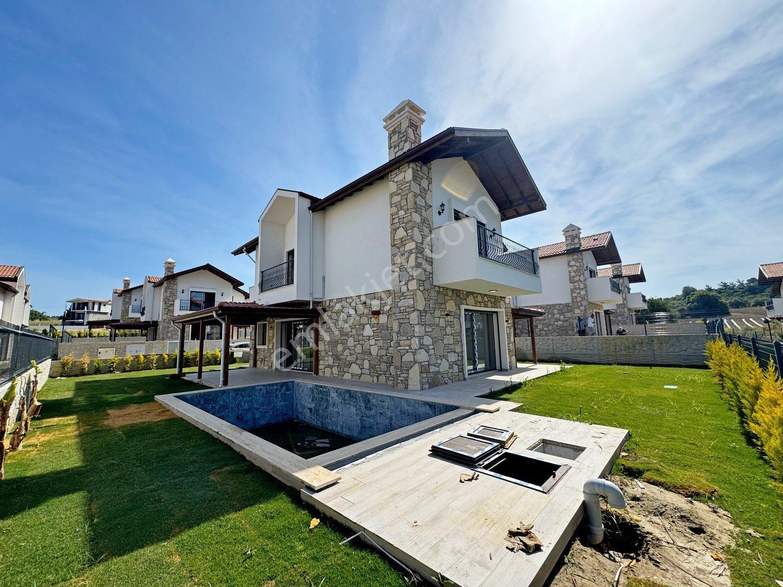 Müstakil Özel Havuzlu Geniş Bahçeli 3+1 Lüks Villa