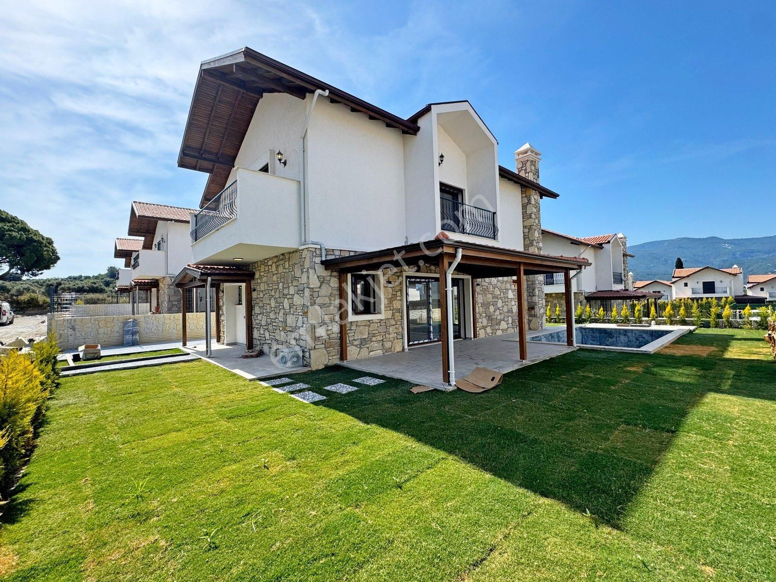 Müstakil Özel Havuzlu Geniş Bahçeli 3+1 Lüks Villa - Görsel 33