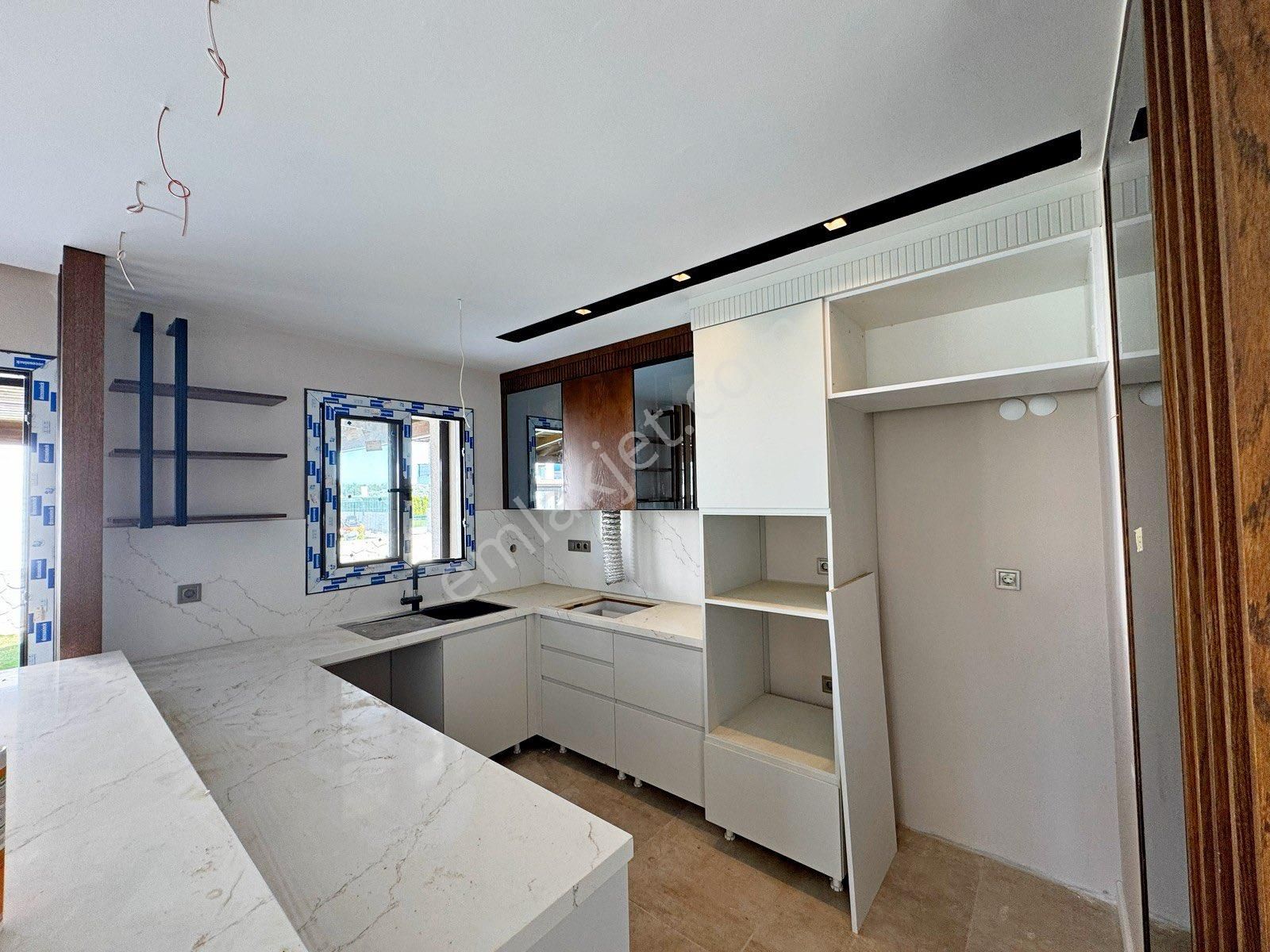 Müstakil Özel Havuzlu Geniş Bahçeli 3+1 Lüks Villa - Görsel 9