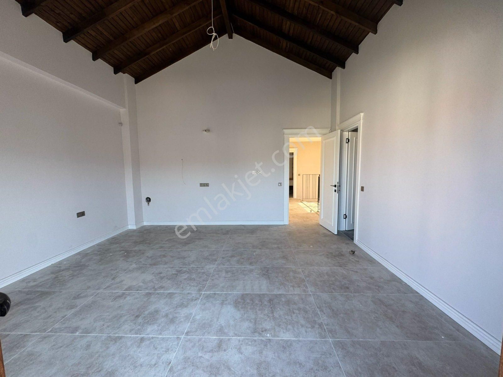 Müstakil Özel Havuzlu Geniş Bahçeli 3+1 Lüks Villa - Görsel 12