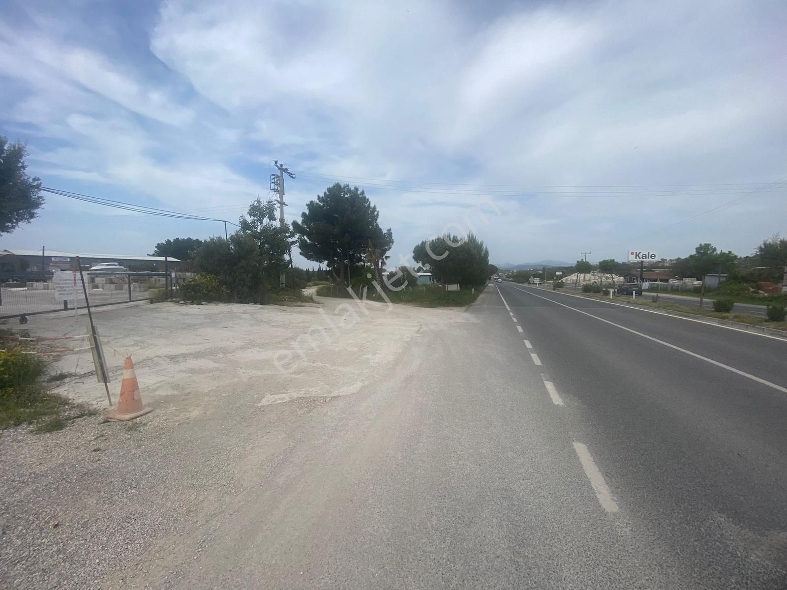 Urla'da Yol Üzeri Tabela Değeri Yüksek Elektirik Su Mevcut Arazi