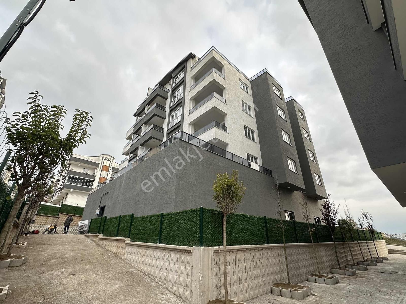 Kayalardan Çamlık Caddesi Üzeri Cambalkonlu 3+1 Sıfır Kiralık