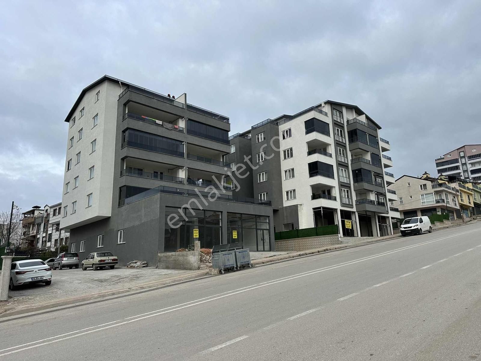 Kayalardan Çamlık Caddesi Üzeri Cambalkonlu 3+1 Sıfır Kiralık - Görsel 28