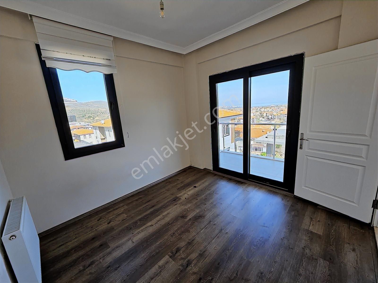 Yenifoça'da Geniş Müstakil Bahçeli Deniz Manzaralı Tripleks Ev - Görsel 29