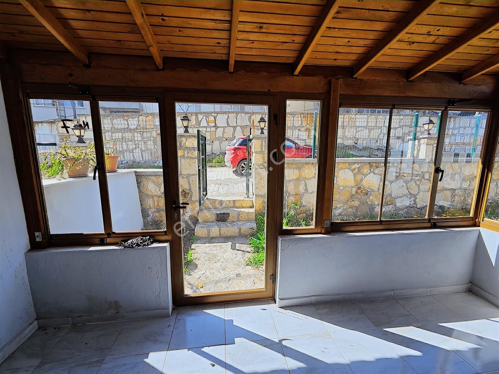 Yenifoça'da Geniş Müstakil Bahçeli Deniz Manzaralı Tripleks Ev - Görsel 19