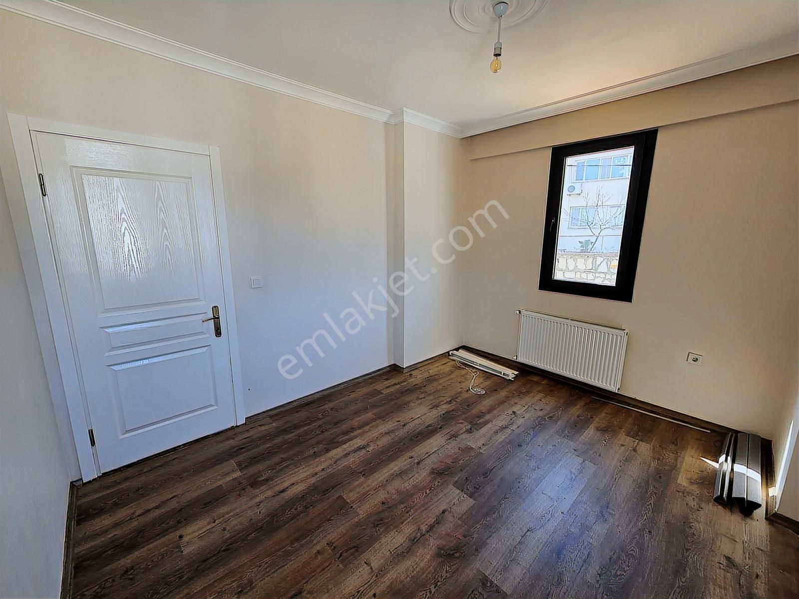 Yenifoça'da Geniş Müstakil Bahçeli Deniz Manzaralı Tripleks Ev - Görsel 30