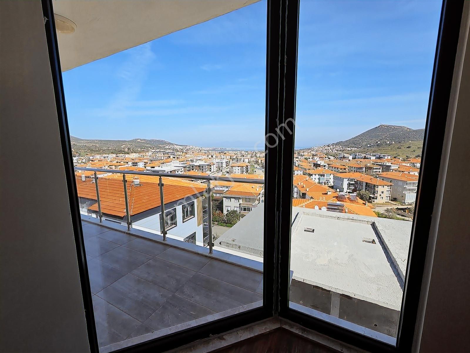 Yenifoça'da Geniş Müstakil Bahçeli Deniz Manzaralı Tripleks Ev - Görsel 7