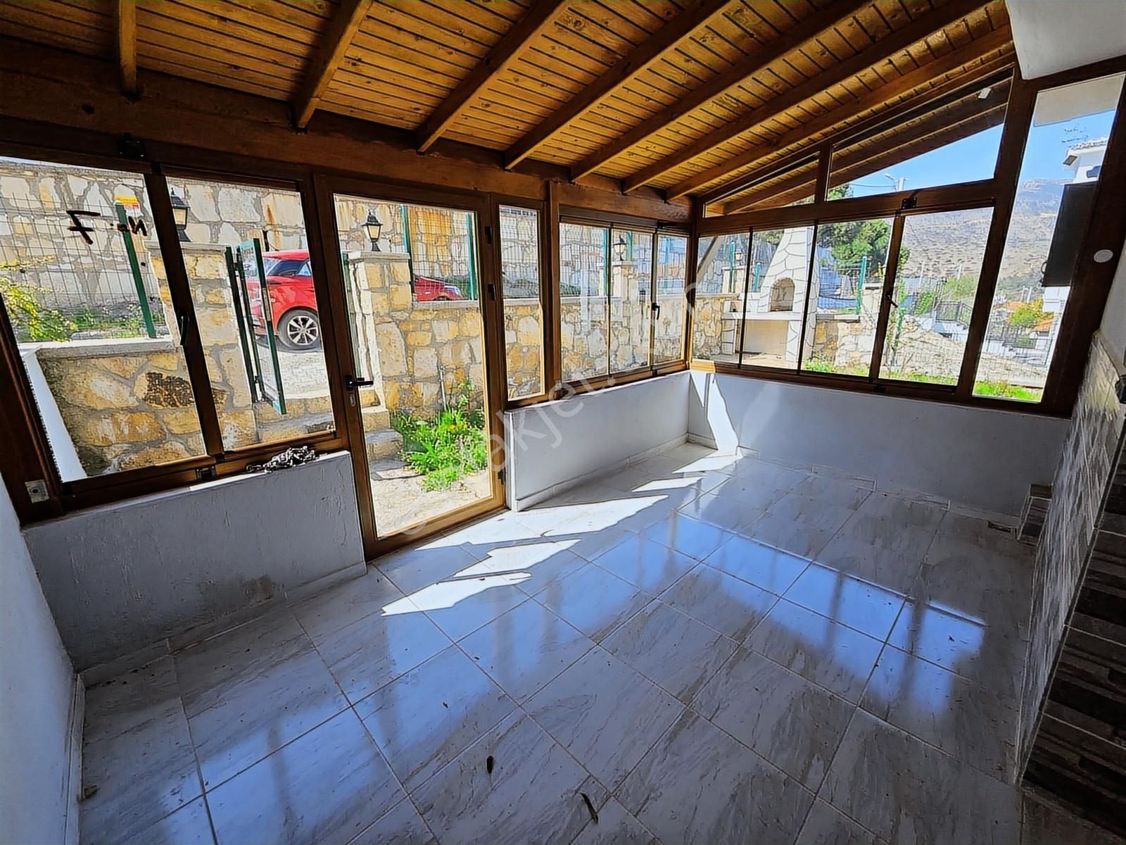 Yenifoça'da Geniş Müstakil Bahçeli Deniz Manzaralı Tripleks Ev - Görsel 25