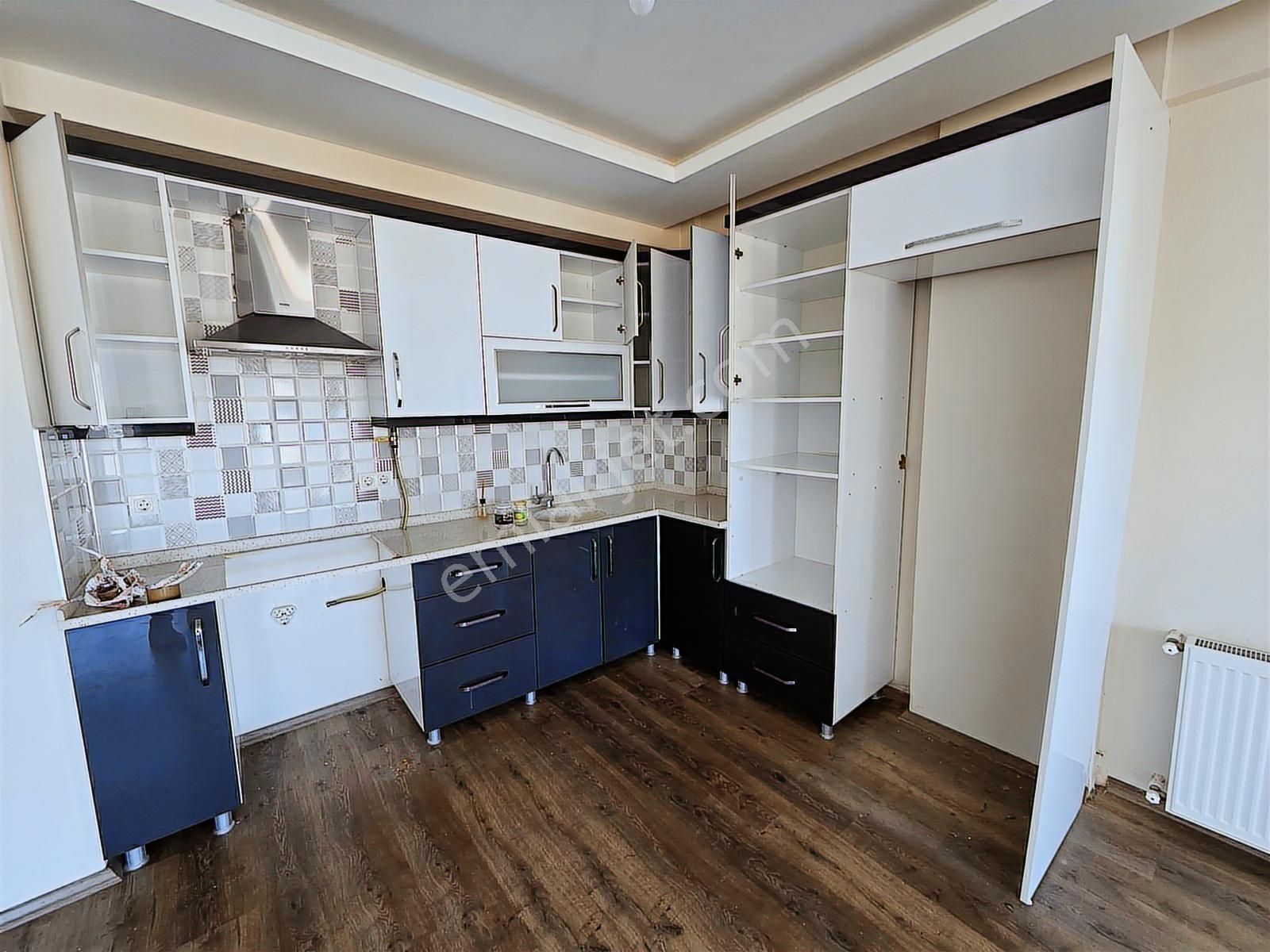 Yenifoça'da Geniş Müstakil Bahçeli Deniz Manzaralı Tripleks Ev - Görsel 18