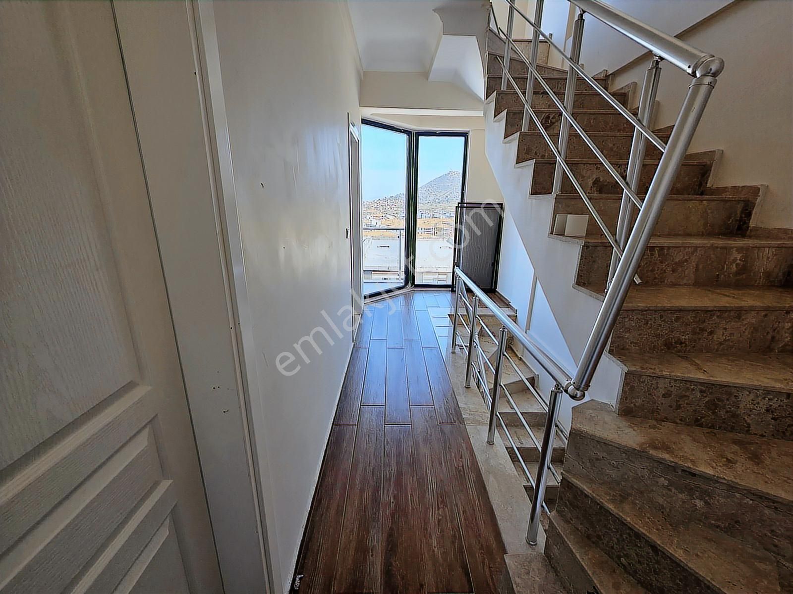 Yenifoça'da Geniş Müstakil Bahçeli Deniz Manzaralı Tripleks Ev - Görsel 15