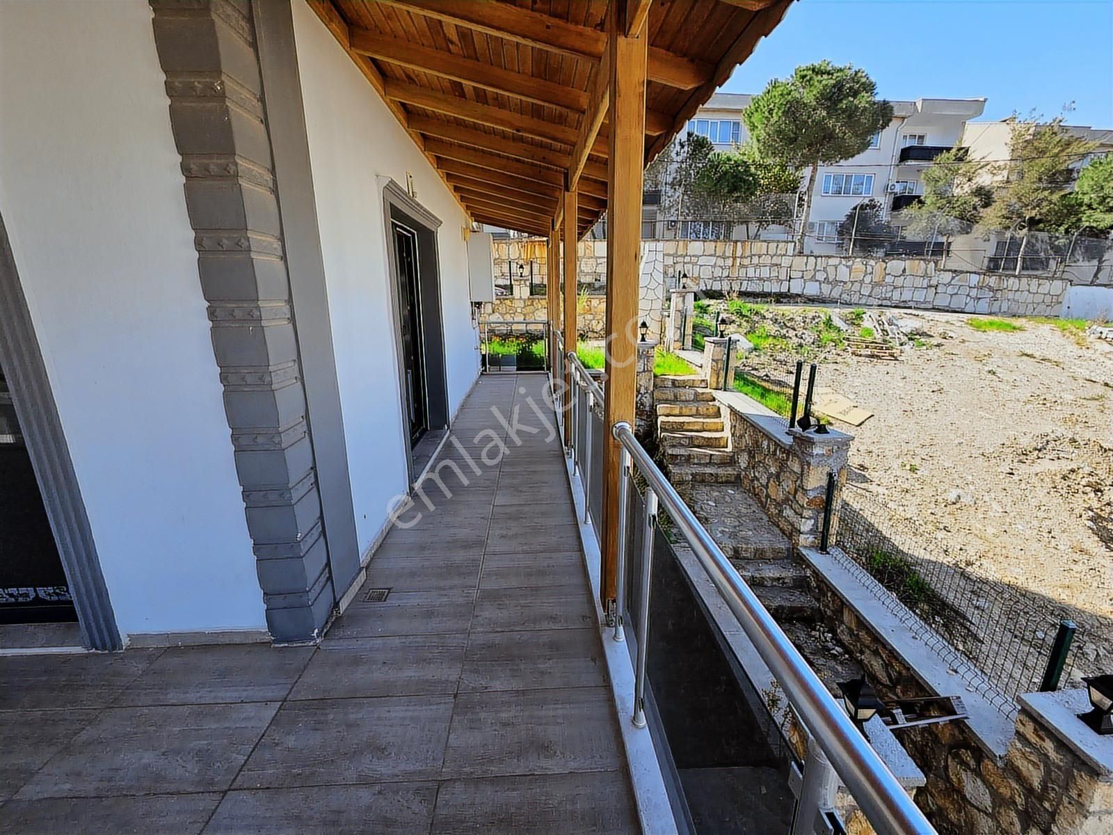 Yenifoça'da Geniş Müstakil Bahçeli Deniz Manzaralı Tripleks Ev - Görsel 33