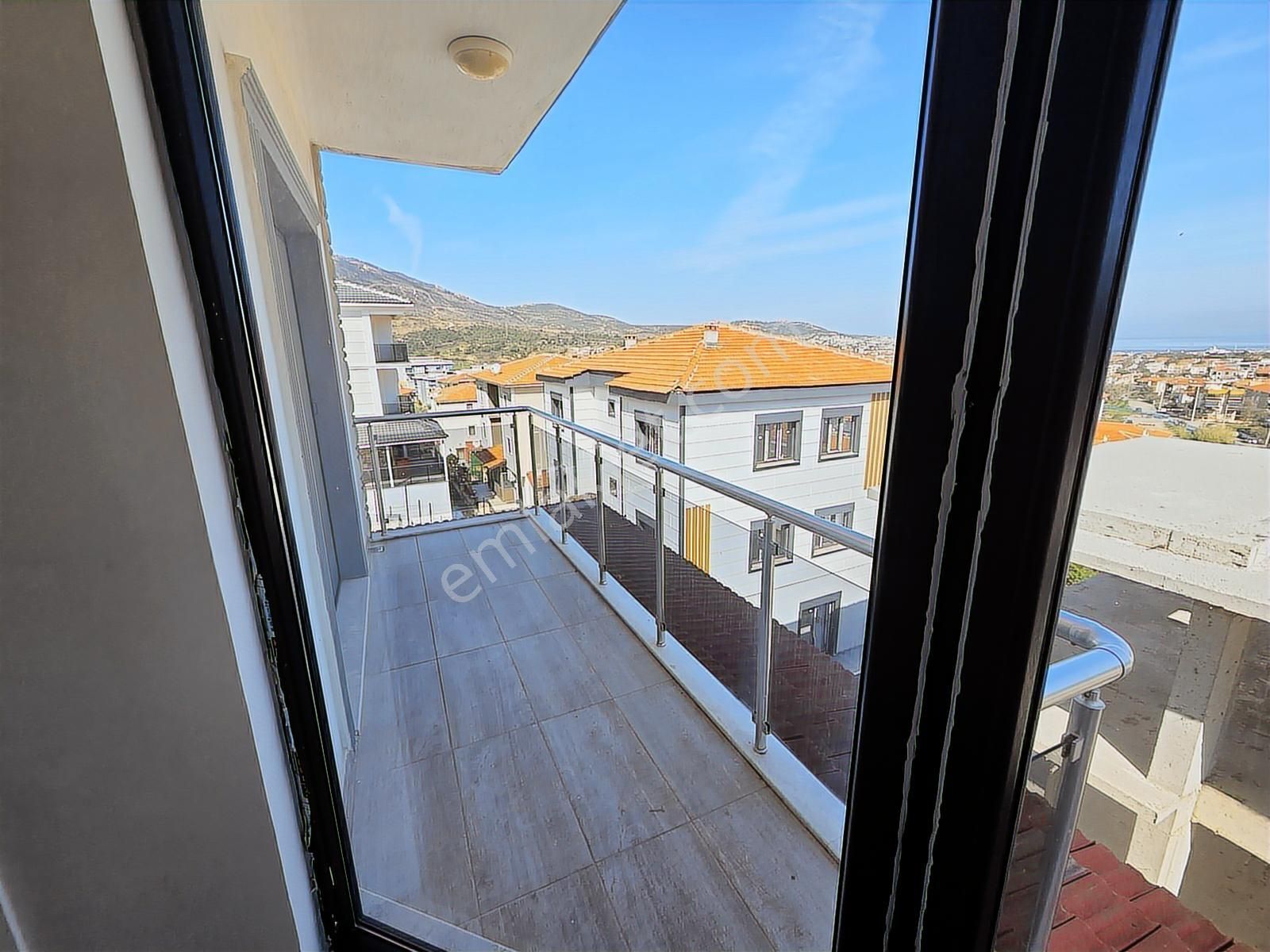 Yenifoça'da Geniş Müstakil Bahçeli Deniz Manzaralı Tripleks Ev - Görsel 26