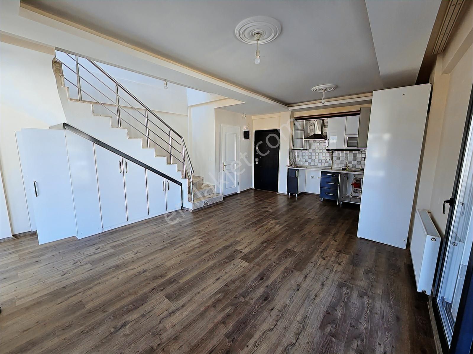 Yenifoça'da Geniş Müstakil Bahçeli Deniz Manzaralı Tripleks Ev - Görsel 31