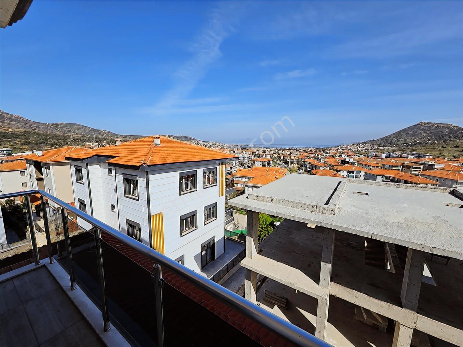Yenifoça'da Geniş Müstakil Bahçeli Deniz Manzaralı Tripleks Ev - Görsel 16
