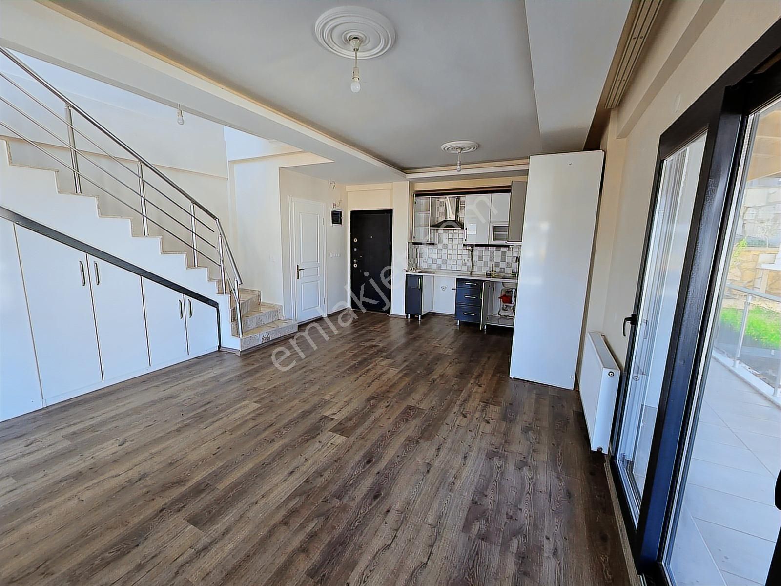 Yenifoça'da Geniş Müstakil Bahçeli Deniz Manzaralı Tripleks Ev - Görsel 11