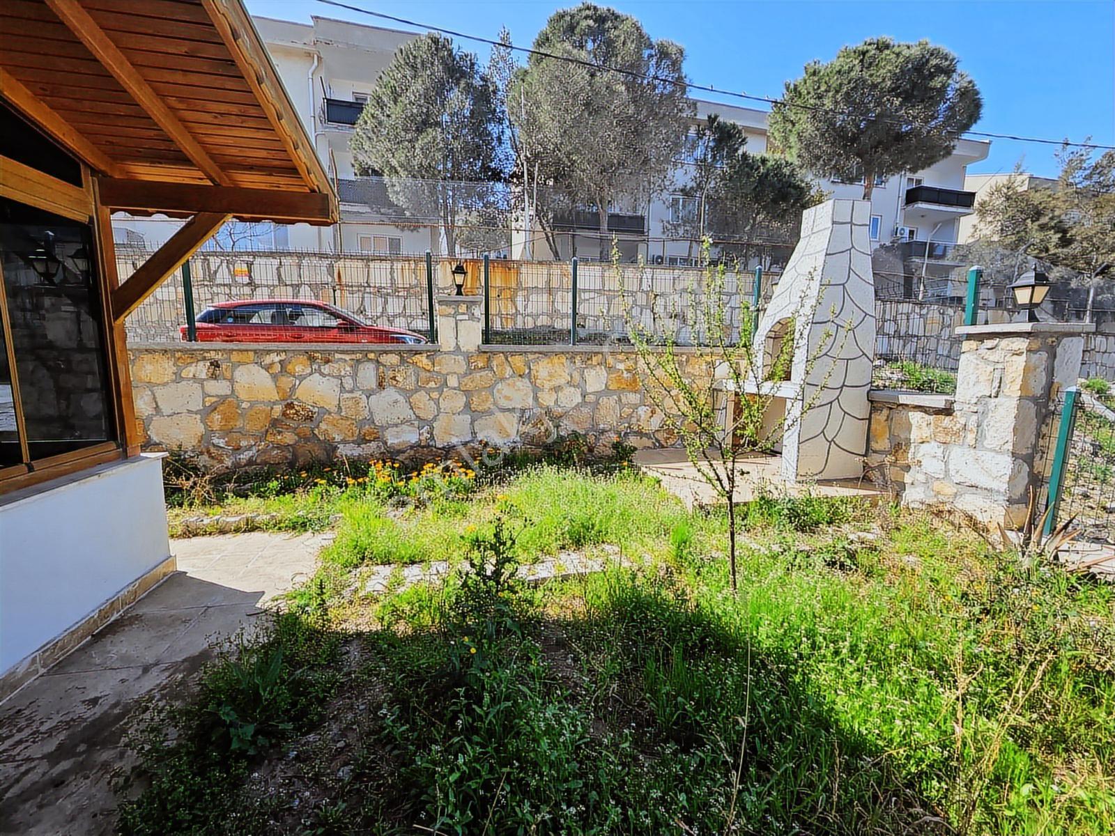 Yenifoça'da Geniş Müstakil Bahçeli Deniz Manzaralı Tripleks Ev - Görsel 35
