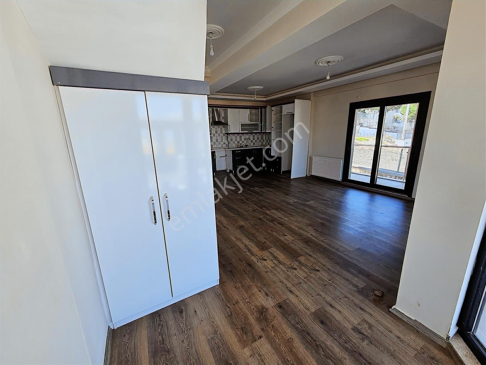 Yenifoça'da Geniş Müstakil Bahçeli Deniz Manzaralı Tripleks Ev - Görsel 2