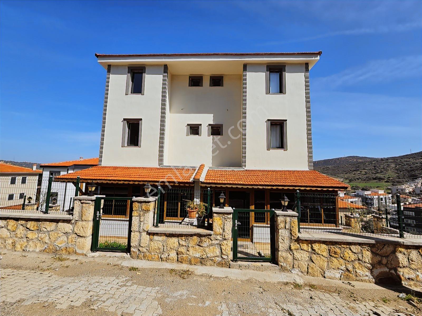Yenifoça'da Geniş Müstakil Bahçeli Deniz Manzaralı Tripleks Ev