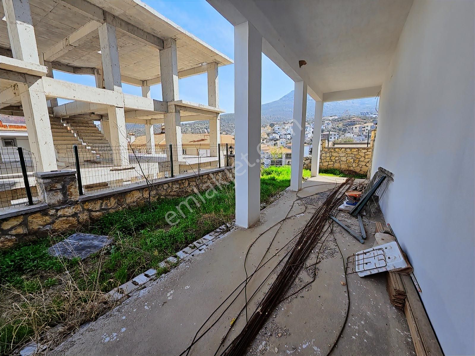 Yenifoça'da Geniş Müstakil Bahçeli Deniz Manzaralı Tripleks Ev - Görsel 21