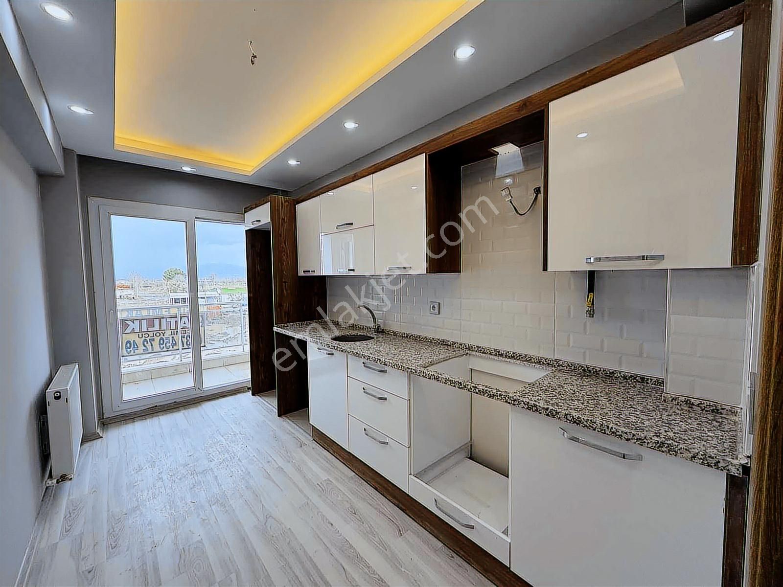 Muradiyede Site İçinde Sıfır 2+1 Kapalı Mutfak Ara Kat