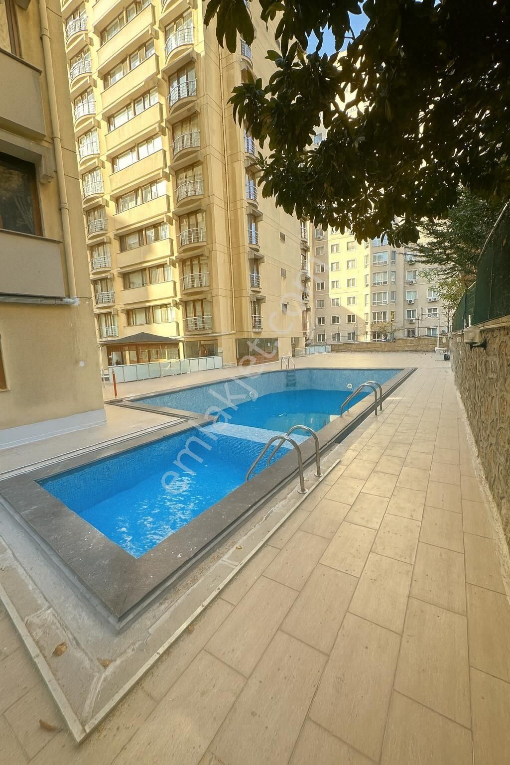 Kozyatağı Selimoğlu Sitesinde 7-24 Güvenlik Havuzlu 90m²net 3+1