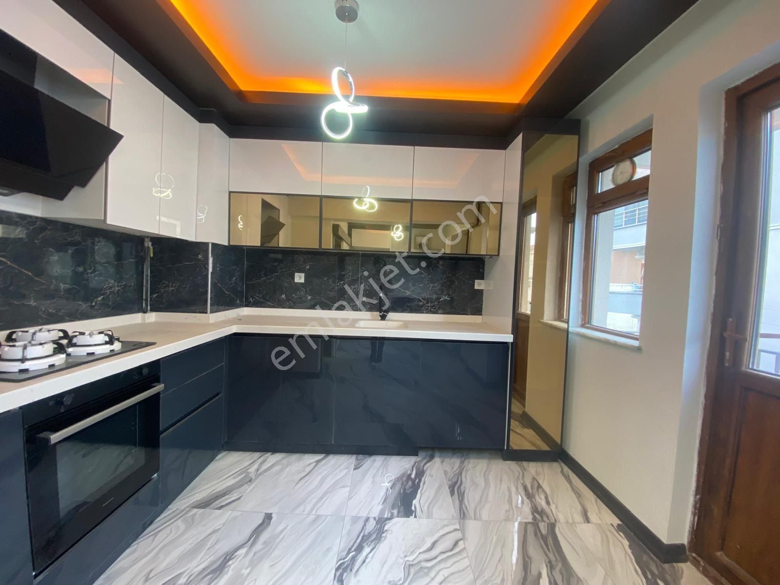 Koza Emlaktan Akşemsettin Mahalesinde Caddeye Yakın Lüxx Yapılı 4+1 Teras Daire