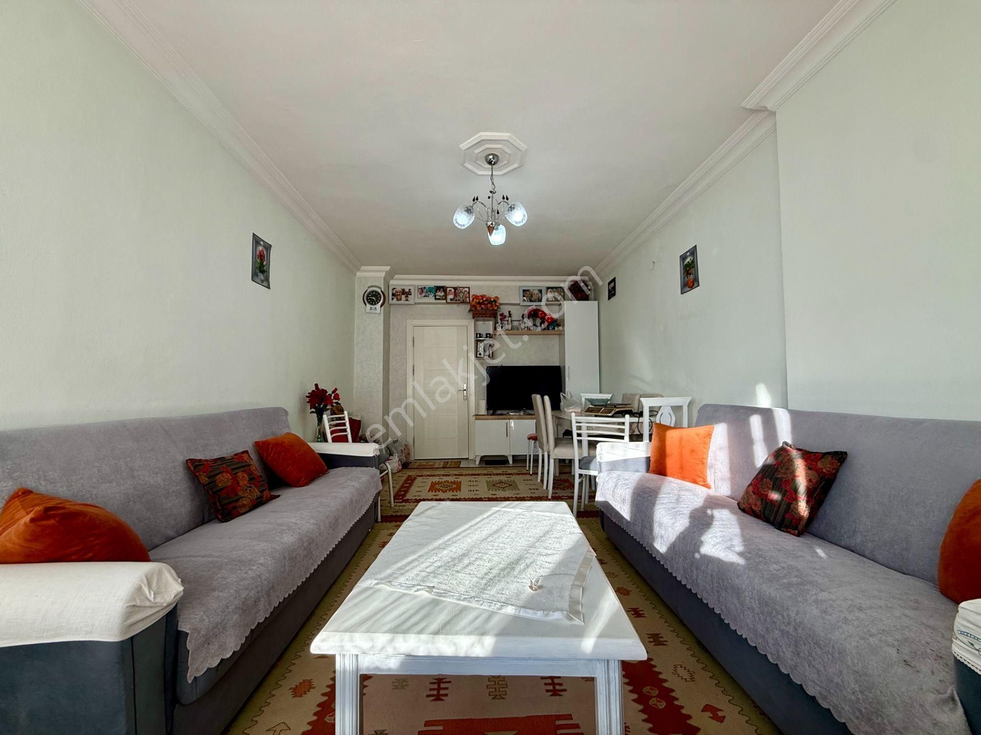 Yenidoğanda Site İçerisinde 2+1 Ayrı Mutfaklı Doğalgazlı Asansörlü Daire