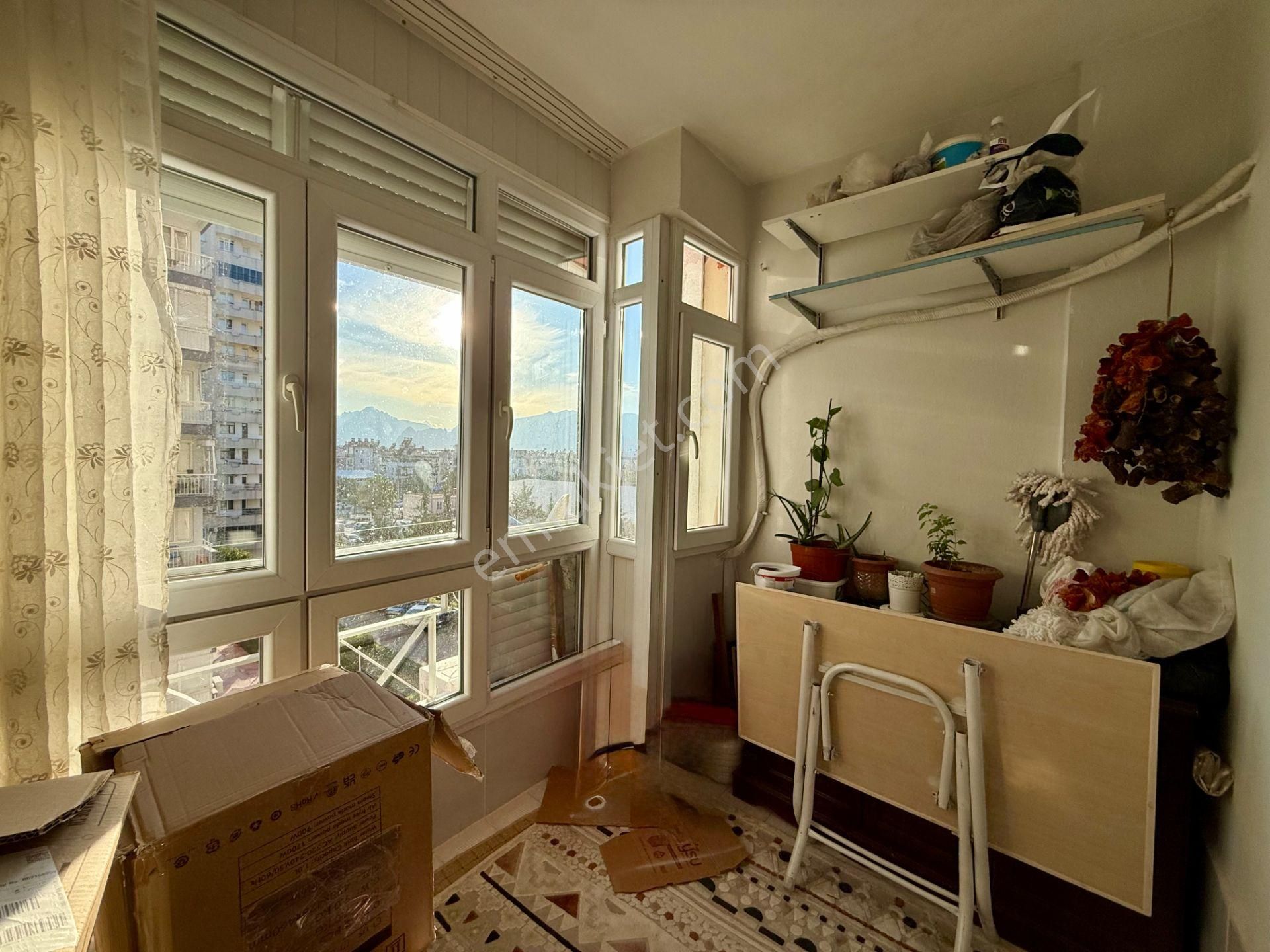 Yenidoğanda Site İçerisinde 2+1 Ayrı Mutfaklı Doğalgazlı Asansörlü Daire - Görsel 9