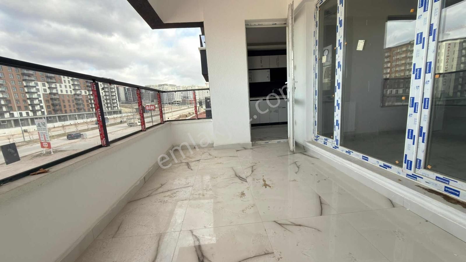 Saracık Mahallesi'nde Katta Bulvar Cepheli Sıfır 2+1 Daire - Görsel 30