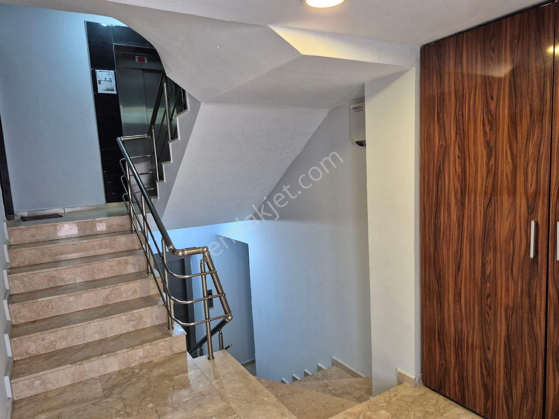 Kuşadası Camiatik Mahallesinde Kiralık 1+1 - Görsel 2