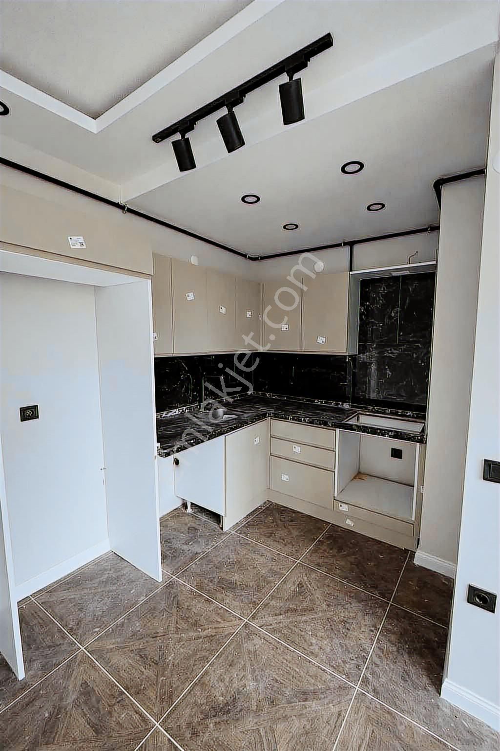 Körfezde Tramvaya 500m Süper Konum Lüks 1+1 Fırsat - Görsel 4