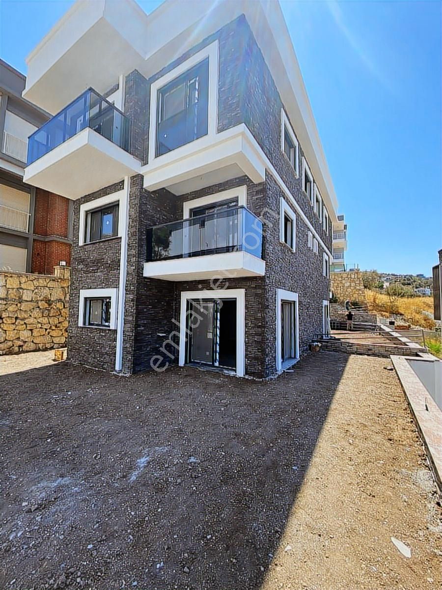 Yenifoça'da Satılık Açık Teraslı Müstakil 5+1 Villa