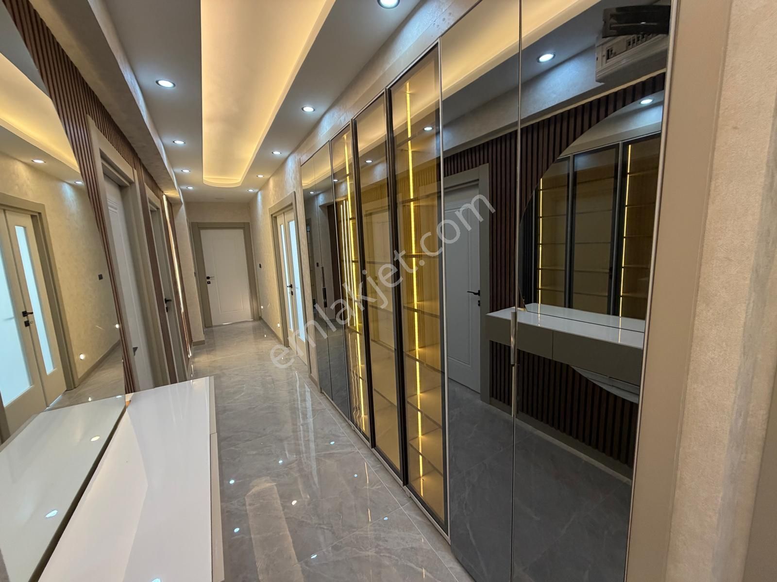 Görkem'den Kabil Cad. 3+1 Ara Kat Kombili Bağısız Ultra Lüks Yapılı Asansörlü Genç Binada