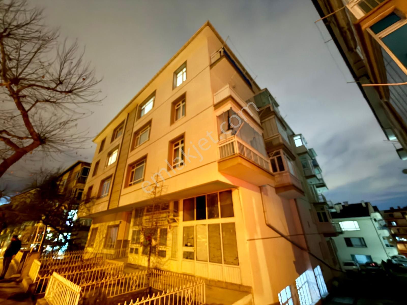 Görkem'den Kabil Cad. 3+1 Ara Kat Kombili Bağısız Ultra Lüks Yapılı Asansörlü Genç Binada - Görsel 2