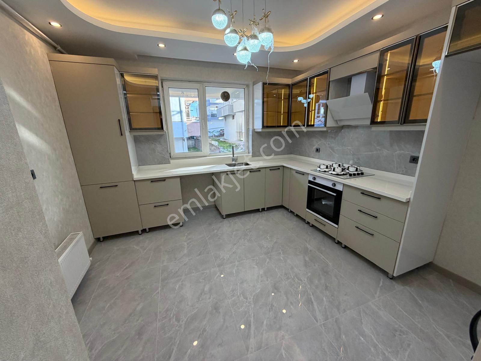 Görkem'den Kabil Cad. 3+1 Ara Kat Kombili Bağısız Ultra Lüks Yapılı Asansörlü Genç Binada - Görsel 3