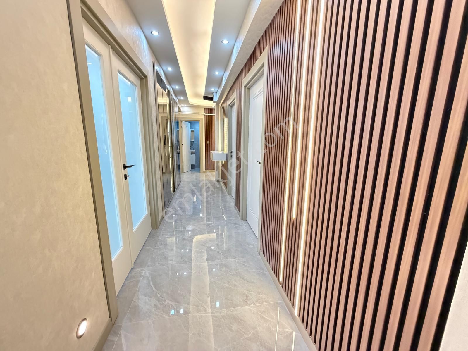 Görkem'den Kabil Cad. 3+1 Ara Kat Kombili Bağısız Ultra Lüks Yapılı Asansörlü Genç Binada - Görsel 24