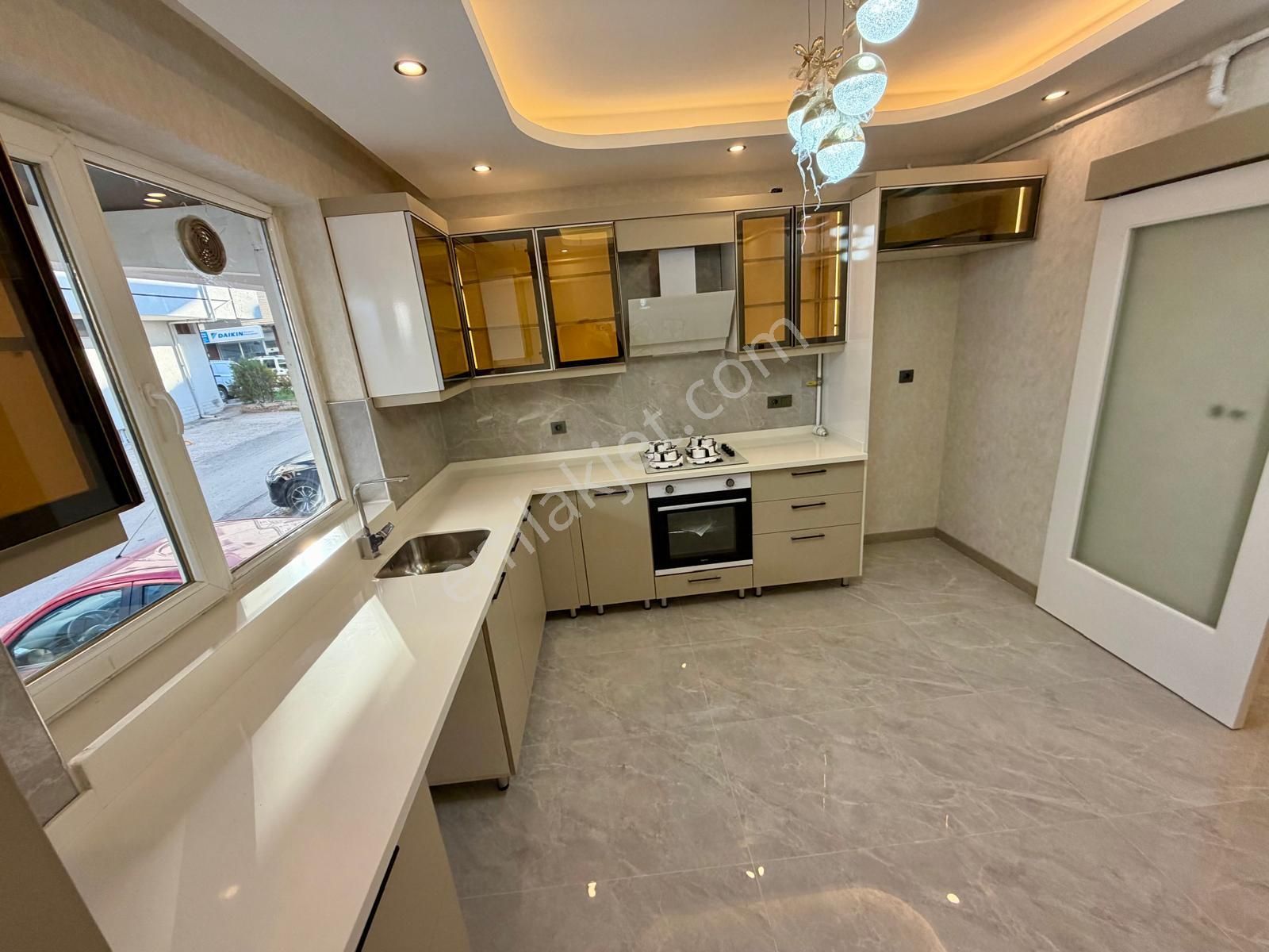 Görkem'den Kabil Cad. 3+1 Ara Kat Kombili Bağısız Ultra Lüks Yapılı Asansörlü Genç Binada - Görsel 16