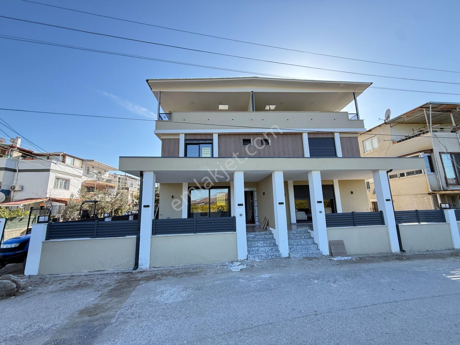 Seferihisar Doğanbey De Denize Yakin Satılık Bahçeli Sıfır Luks 3+1 Villa