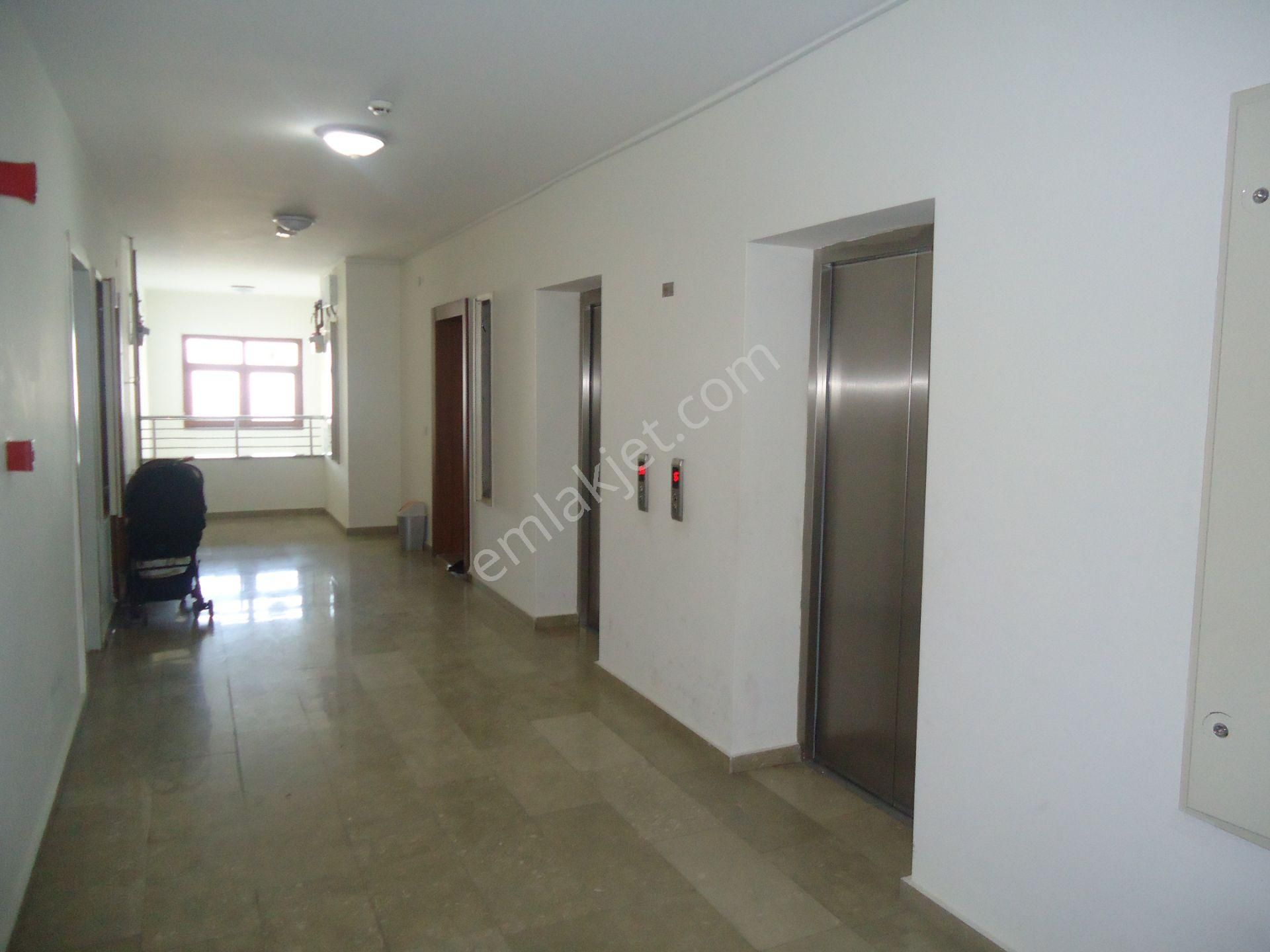 Krc'den Uzun Bloklarda Manzaralı Kiralık 3+1 Daire - Görsel 2