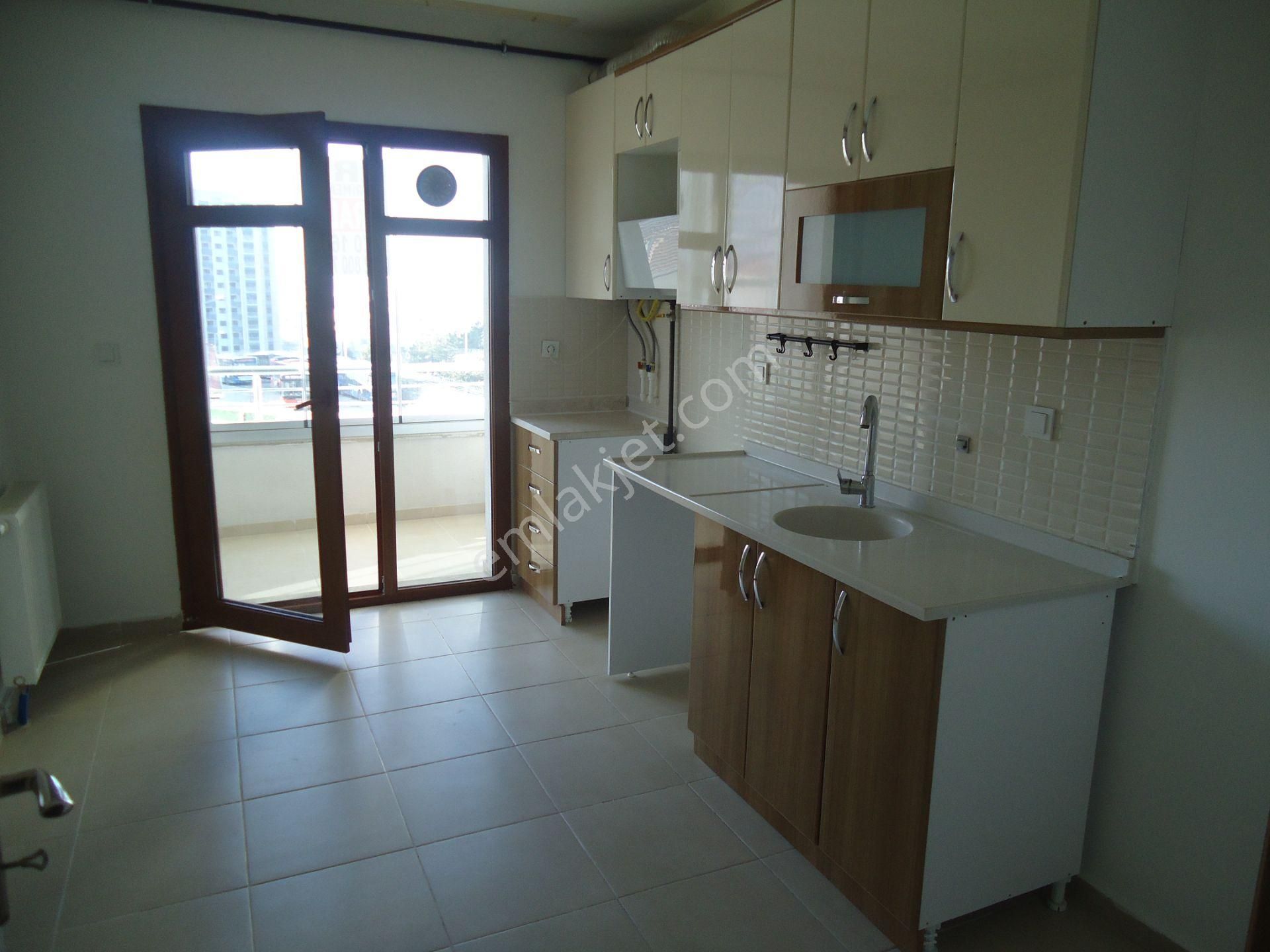 Krc'den Uzun Bloklarda Manzaralı Kiralık 3+1 Daire