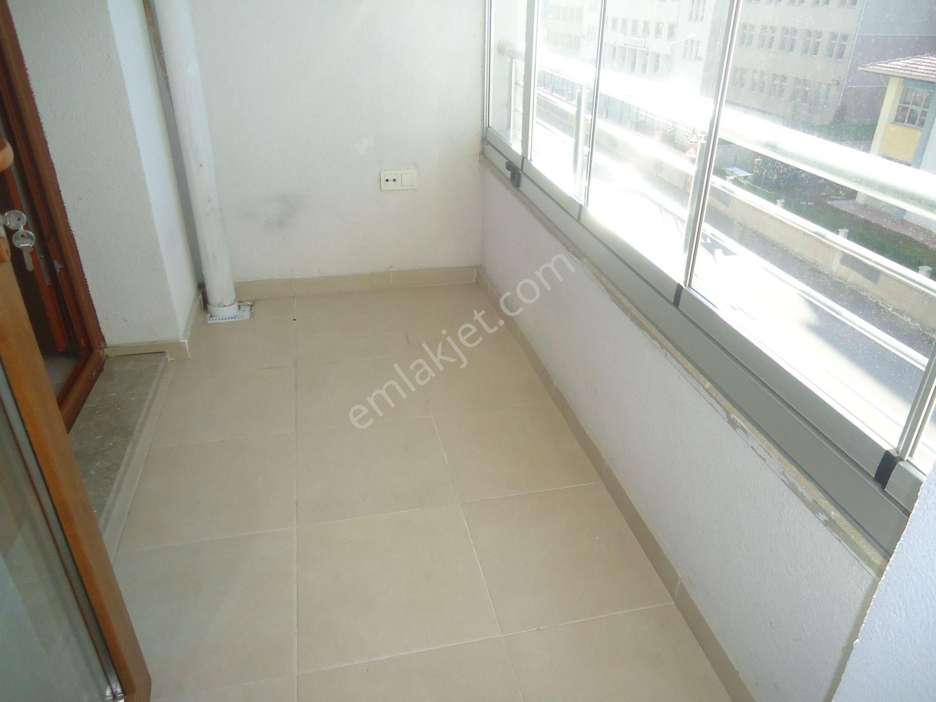 Krc'den Uzun Bloklarda Manzaralı Kiralık 3+1 Daire - Görsel 8